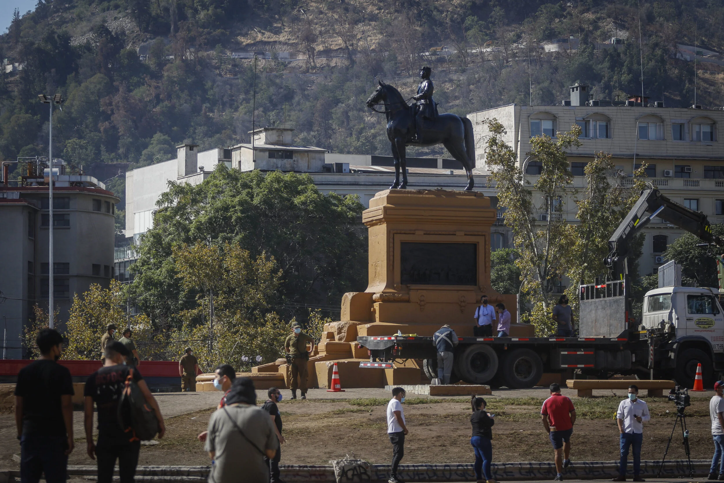 1. ESTATUA BAQUEDANO 2.jpg