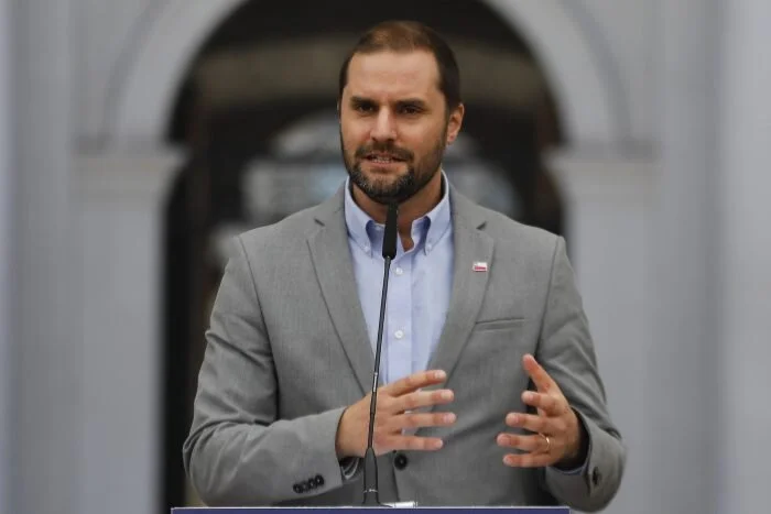 “Lamentamos que haya quienes hoy día, en el Congreso y fuera del Congreso, le prestan ropa a la violencia”, dijo el portavoz del Gobierno.