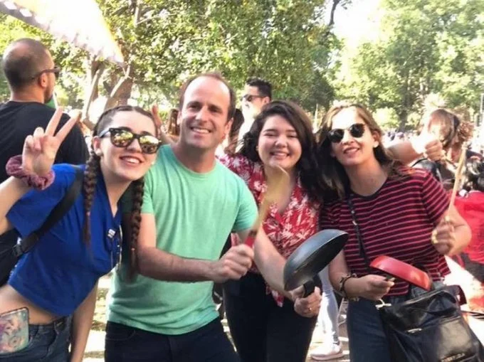 Kramer en una de las tantas protestas que acompañó contra la “injusticia” y los “poderosos” que evaden impuestos.
