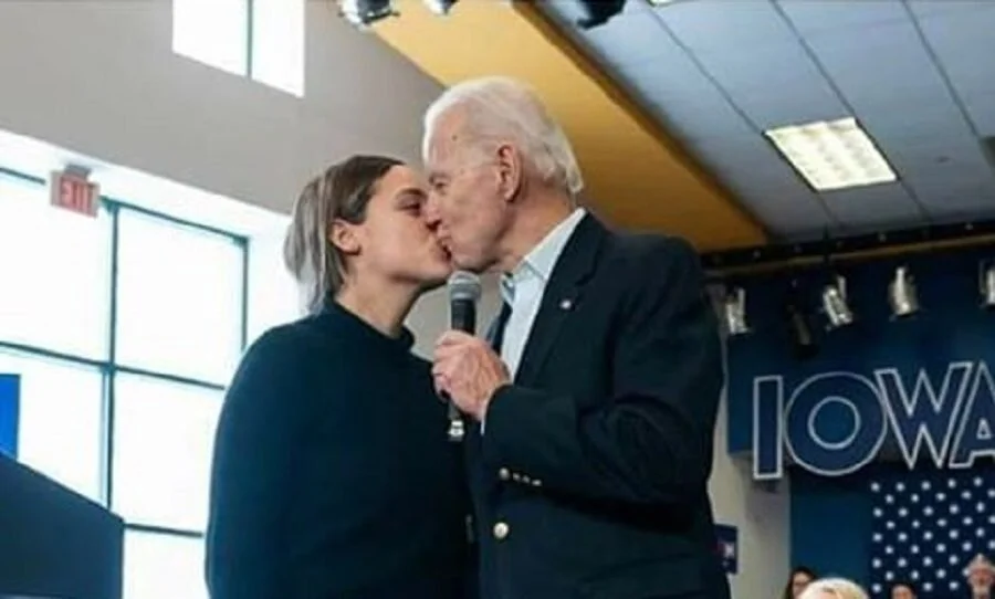 Joe Biden besando a su nieta Finnegan Biden de 19 años en una ceremonia fúnebre, en lo que fue su reciente campaña presidencial.