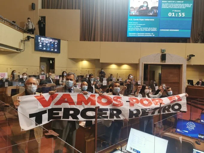 El legislador ha denunciado este retiro como parte de una campaña política presidencialista y no oculta por ello sus críticas a Pamela Jiles.
