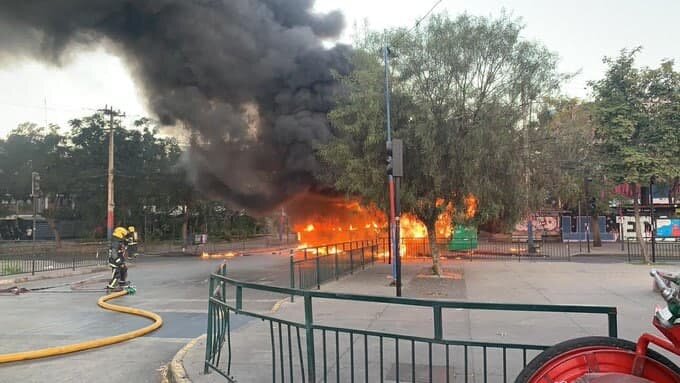 La quema de este bus mantuvo cortado el tránsito vehicular por varias horas en la intersección de 5 de abril con calle Luis Infante Cerda.