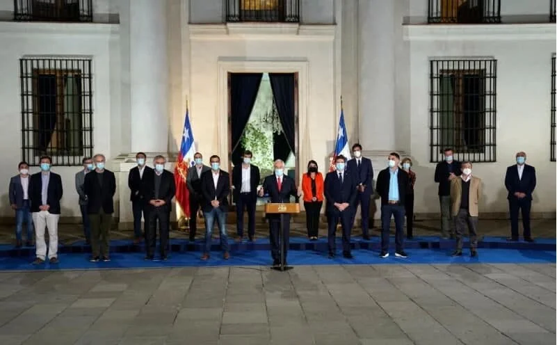Después de una larga reunión en La Moneda con ministros, presidentes y presidenciables de partidos de ChileVamos,, el mandatario realizó el anuncio a través de una cadena nacional el proyecto gubernamental sobre el tercer retiro.