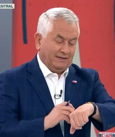 El Ministro Enrique Paris ha sido últimamente más cauteloso respecto a la fecha de la inmunidad en Chile.