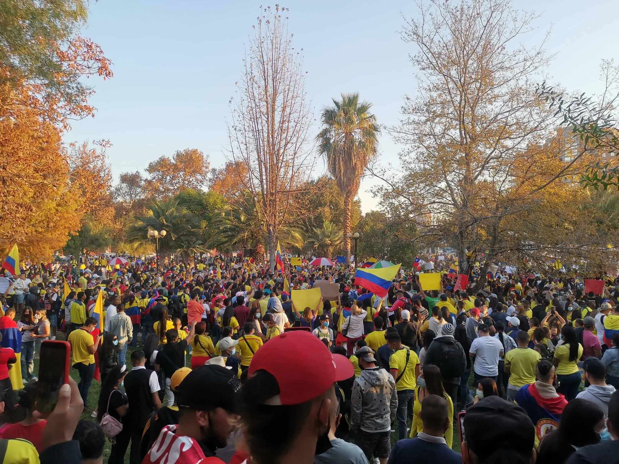 En el Parque de Los Reyes los migrantes colombianos violaron las restricciones de la Fase 2 del plan Paso a Paso en la que se encuentra la comuna capitalina, que la obliga a un confinamiento en fines de semana.
