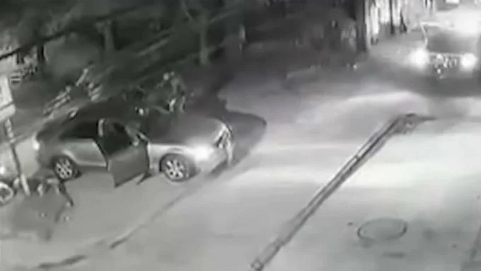 Los delincuentes estaban en un Audi estacionado, y al ver la presencia policial, realizaron una maniobra de retroceso para evadir el control.