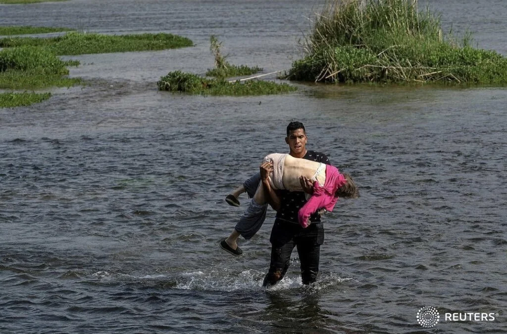 Esta fotografía de Reuters causó conmoción por la avanzada edad de esta migrante que huye de la miseria generada por Nicolás Maduro.