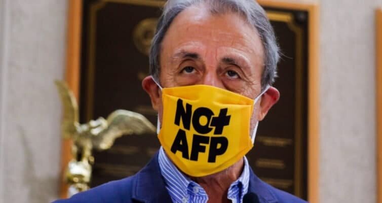 Luis Mesina uno de los defensores del movimiento No+AFP acusó de populismo al diputado de la UDI Jorge Alessandri por decir que la gente elija qué hacer con sus fondos.