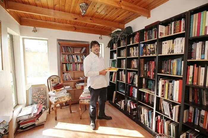 El alcalde Daniel Jadue construyó una casa-biblioteca para albergar sus 8.000 libros en la exclusiva comuna de La Reina.