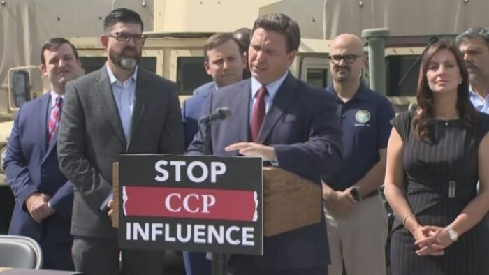 El político republicano firmó tres proyectos de ley, una sobre los gobiernos comunistas, otra sobre educación cívica y una tercera sobre libertad de expresión en las escuelas y universidades.