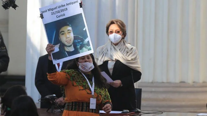 Elsa Labraña, Constituyente, increpa a la relatora del Tricel para detener la instalación de la Convención por los incidentes en el centro de Santiago.