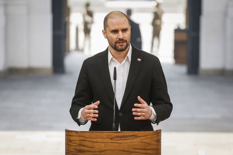 El ministro Bellolio respondió a Loncón diciendo que no se necesita el estándar de Nelson Mandela para decir que hay que deponer las armas.