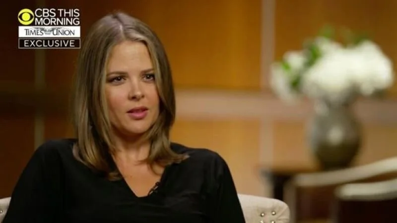 Brittany Commisso, una de las supuestas víctimas, durante la entrevista con la CBS