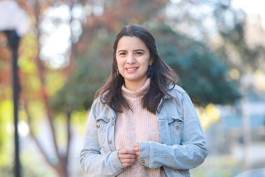 Según el reportaje, Javiera Martínez, quien es coordinadora programática del candidato Gabriel Boric, aparece entre los contratados en Maipú.