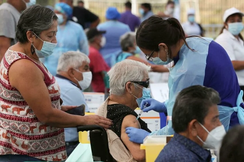 La rápida distribución de vacunas coadyuvó a la recuperación de la economía chilena.