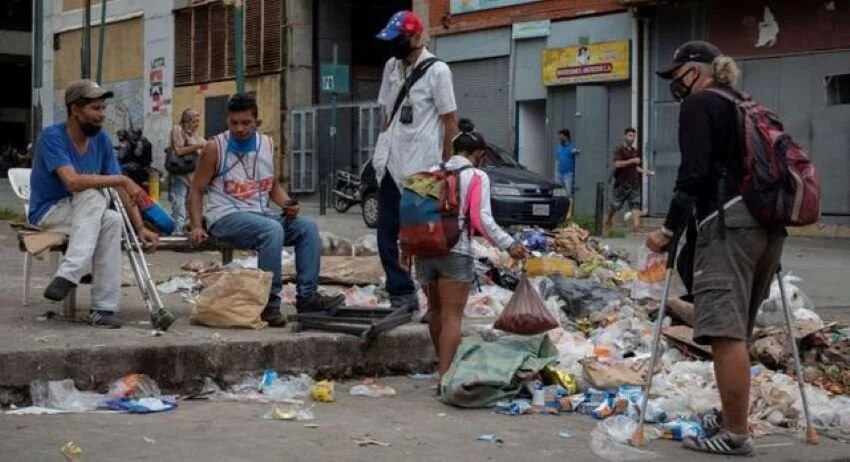 Muchos venezolanos tienen que escarbar entre los desechos para poder alimentarse desde la llegada de Maduro al poder.