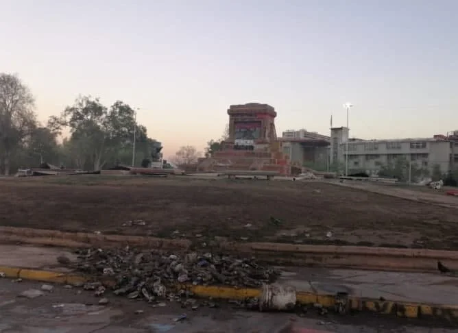 Así quedó ayer la Plaza Baquedano luego de la arremetida de los violentos de izquierda que causaron destrozos y saqueos.