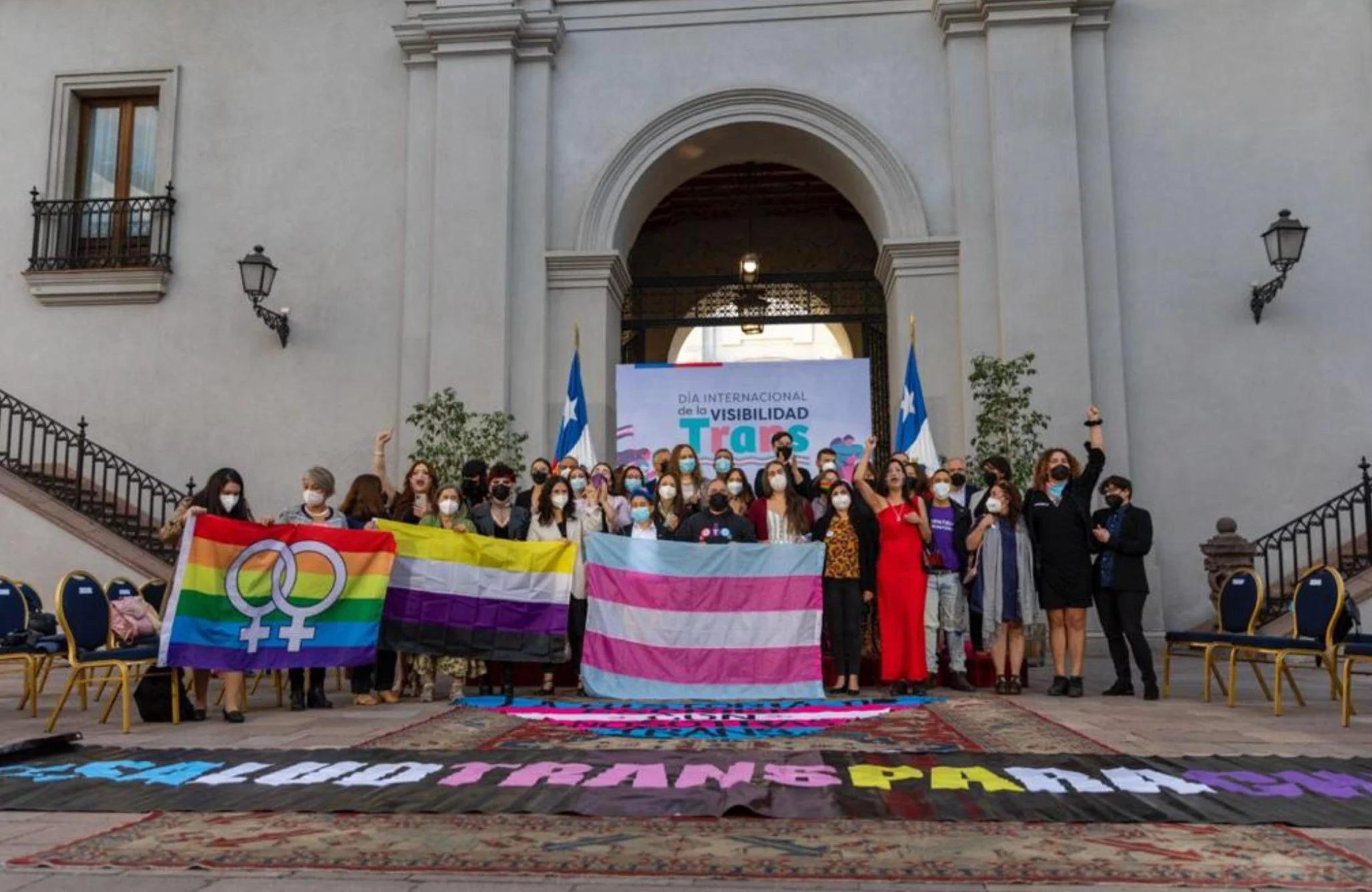 Gobierno iza "bandera" de los transexuales en La Moneda y advierte nuevas medidas para imponer la teoría de género en Chile
