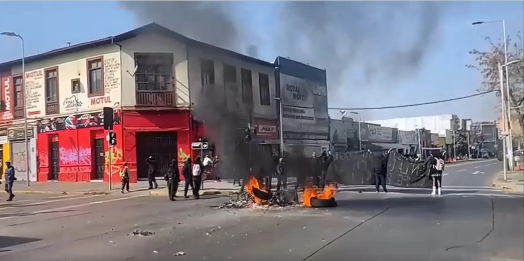 Anarquistas del Liceo Confederación Suiza realizaron desmanes y atacaron a carabineros con bombas incendiarias