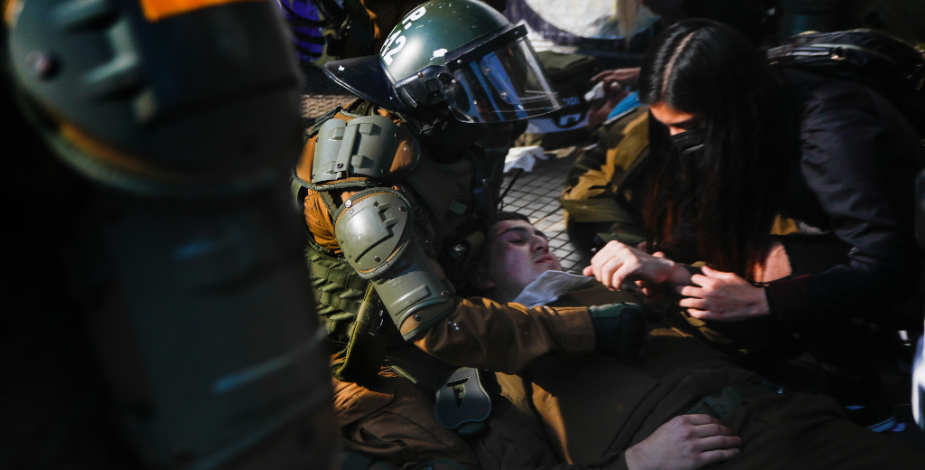 Sin riesgo vital los dos carabineros que fueron atacados cobardemente por anarquistas en el centro de Santiago