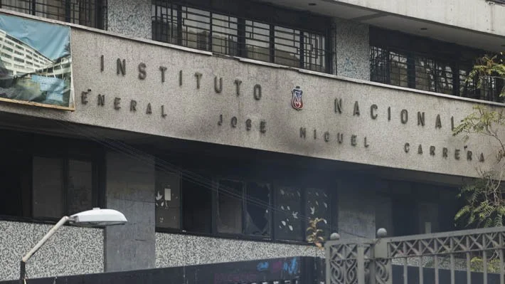 Feministas invadieron y destrozaron el Instituto Nacional: profesores y alumnos debieron esconderse de la turba