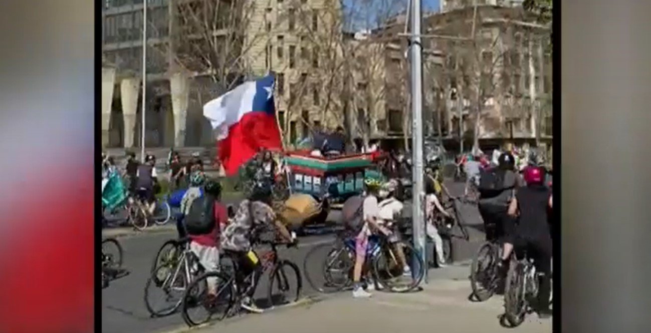 Habla el valiente trabajador agredido por turba "antifa": militantes del "apruebo" agredieron demencialmente a sus caballos con piedras