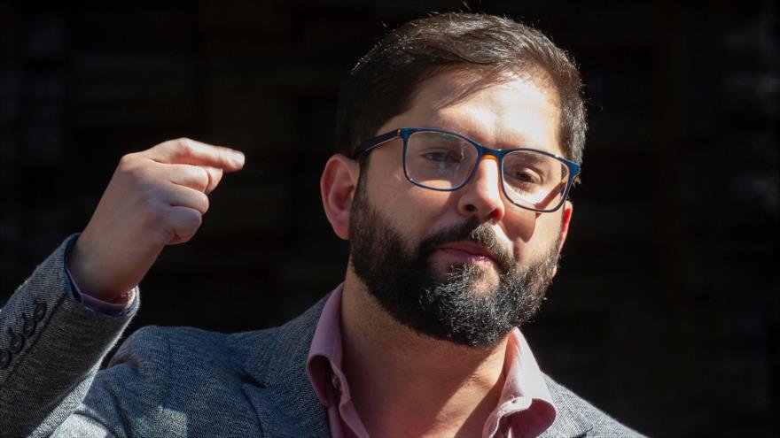 “Mamarracho antisemita”: El nuevo sobrenombre con el que coronó la prensa española a Gabriel Boric