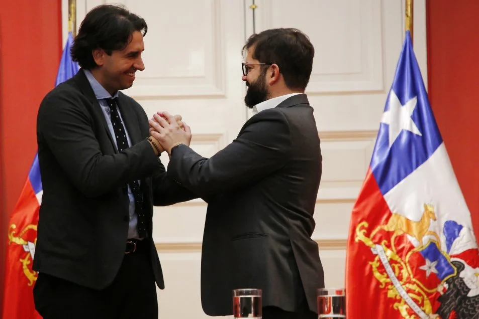 Todo indica que la Constitución desechada por haber sido escrita “entre cuatro paredes”, será reemplazada por otras de iguales características