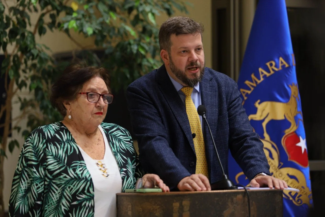 Diputados Johannes Kaiser y María Luisa Cordero piden explicaciones al municipio por polémica compra de una Clínica para Santiago