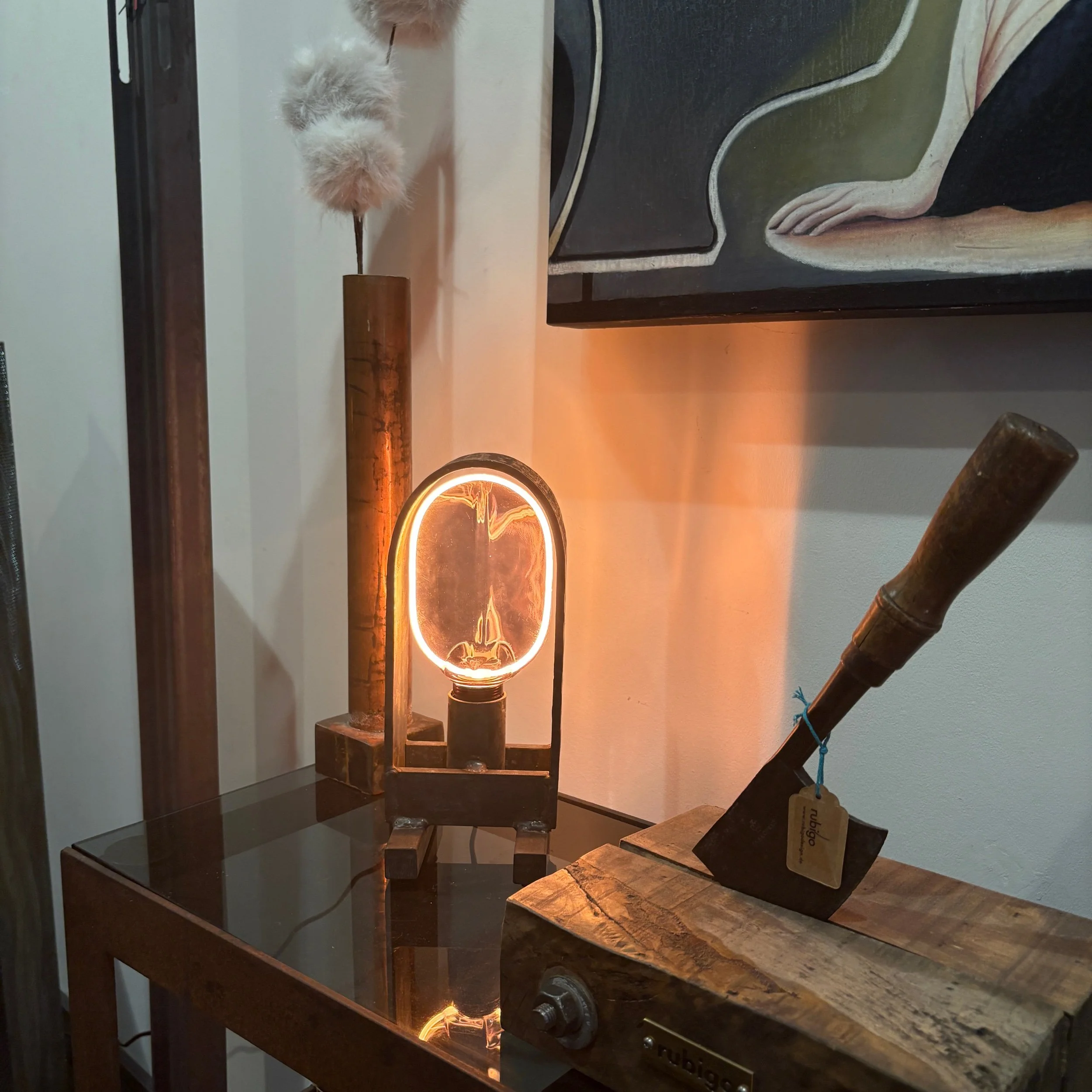 zeitlosem Industrial Design zu verleihen – funktional, elegant und einzigartig. Ideal für anspruchsvolle Liebhaber hochwertiger, langlebiger Wohnaccessoires.