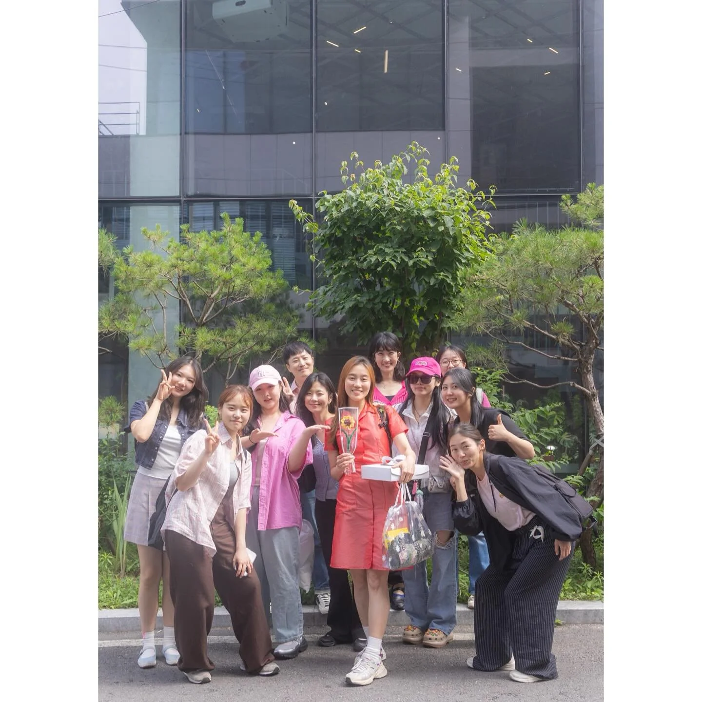 🎠i LOVE PLAYS : G🤍OD-BYE-FOR-NOW GATHERING🪽

드리마 가족여러분 안녕하세요 👼🏻 드리마 인 뉴욕으로 🚀 영역을 넓히는 여정을 기념하며 인사이더분들과 함께 잠시만안녕송별회의 시간을 보냈습니다 👉🏻🖼️👈🏻 

1월부터 6월까지, 다양한 꿈을 가진 배우, 예술인분들과 문학을 사랑하는 문화인분들 등, 여러분들과 함께하며 희곡 작품을 나누고, 깊이 있는 삶의 이야기도 매주 나누었습니다. 

스쳐지나가