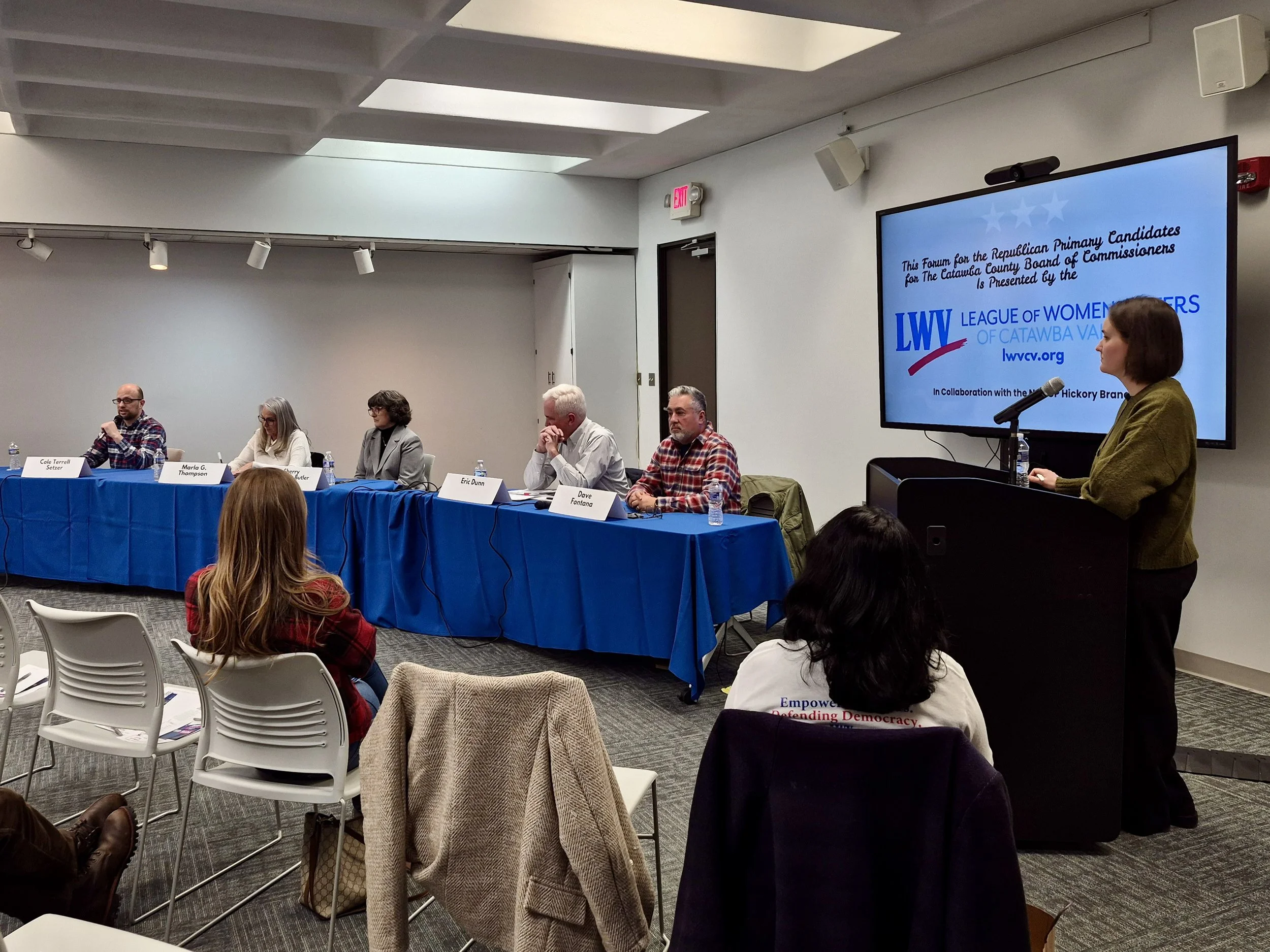 The lead question rotated among the candidates.