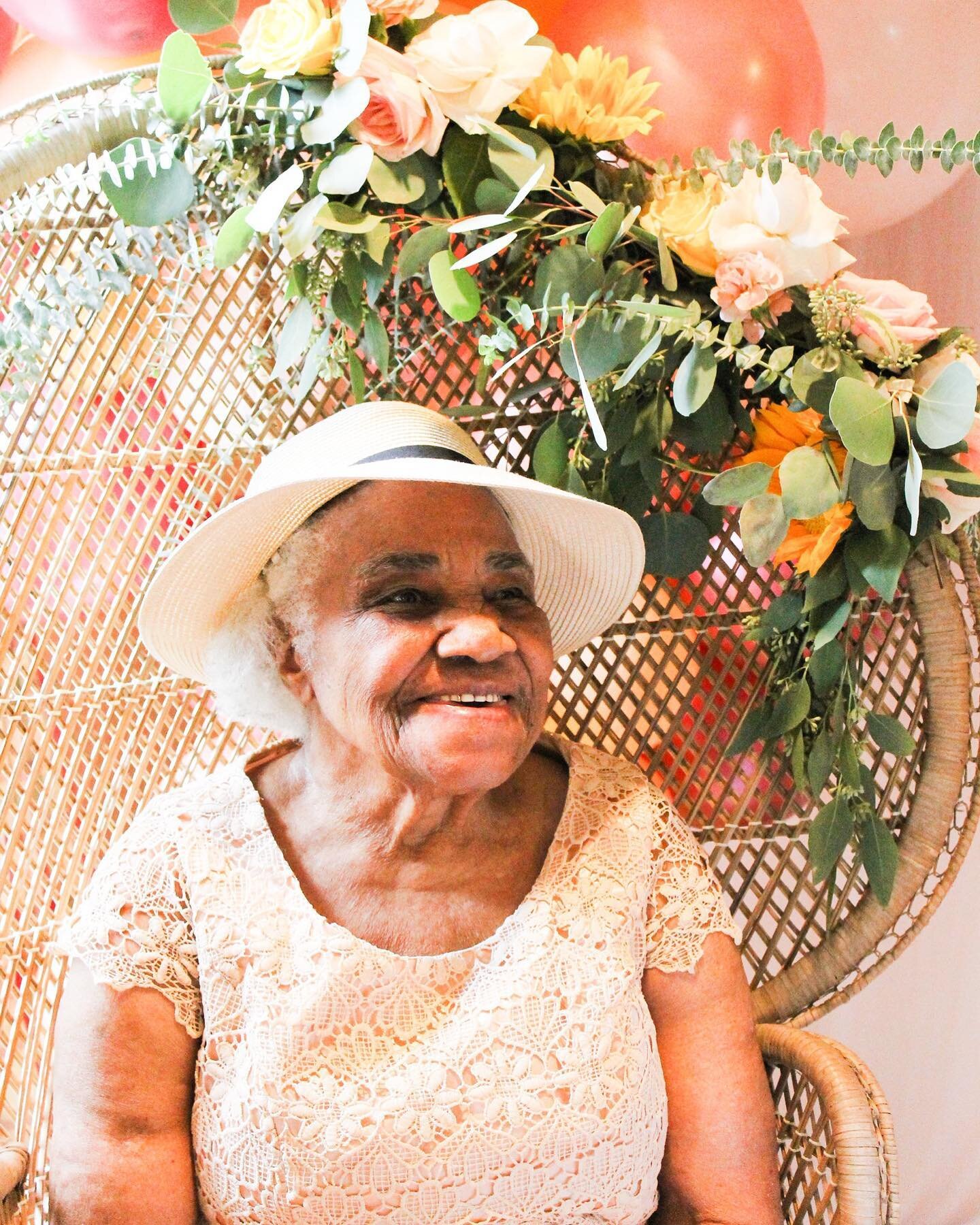 This amazing woman and her 90th birthday on the blog 🌻 

Link in bio ✨ Happy weekend!

📸 @jaqiesevents 

&bull;
&bull;
&bull;
&bull;
&bull;
#blogger #momblogger #eventblog #birthday #90yearsold #90thbirthday #90yearsyoung #women #strongwomen #women