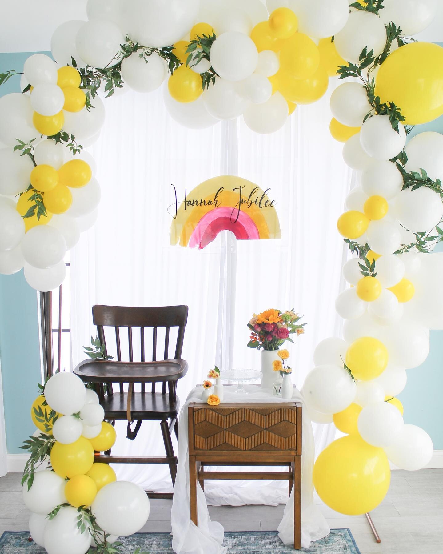 A bright sunny birthday for your Friday ☀️

All courtesy of @jaqiesevents 

&bull;
&bull;
&bull;
&bull;
&bull;
#cricutmade #acrylicsign #firstbirthday #namesign #youaremysunshine #youaremysunshineparty #rainbow #customballoons #balloongarland #birthd