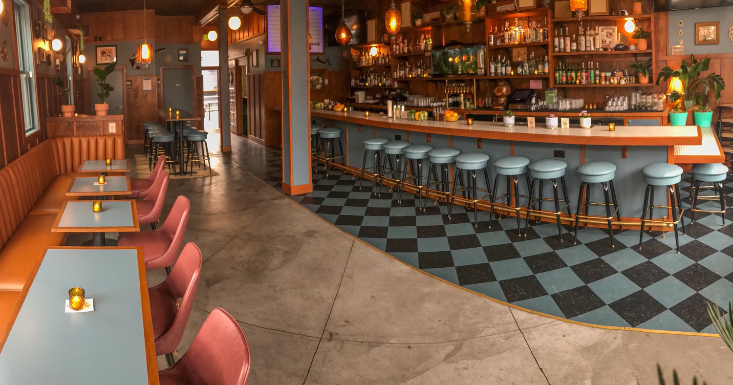 Lost Resort in San Francisco, huge bar counter with lots of drinks