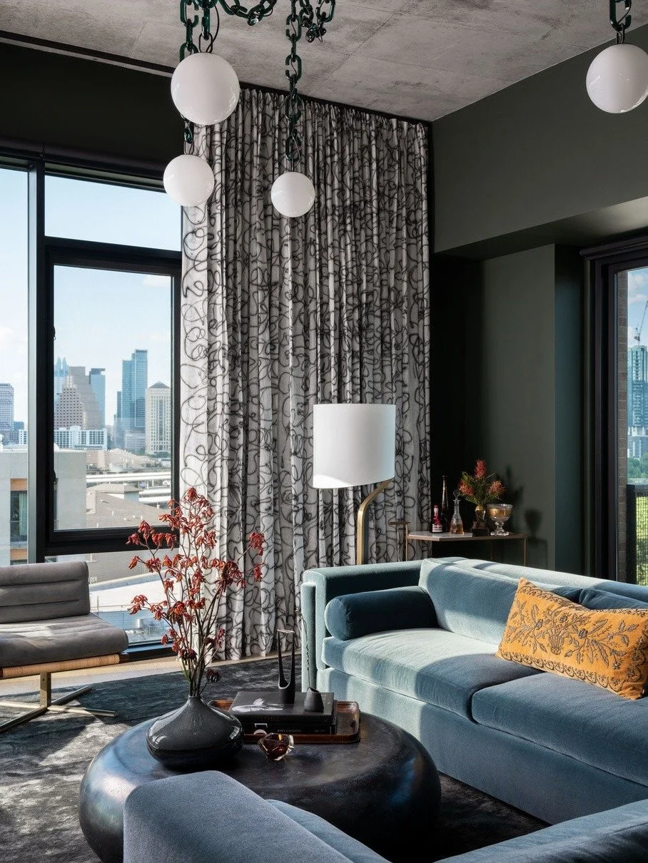 This condo embraces a dark, moody sophistication. Art and craft guided every decision, with bespoke artisan furniture and custom lighting.

Builder: @mendservices
Photographer: @ryann_ford
Stylist: @stephaniebohn

#LuxuryInteriors #MoodySophisticatio