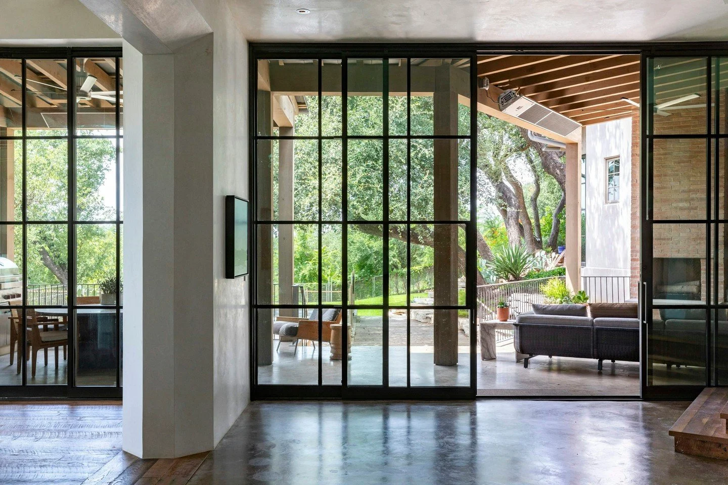 Blackened steel windows, Venetian plaster ceiling, polished concrete underfoot. The room's job was to hold its ground against the view, not compete with it.

Builder: Tofka Construction LLC
Landscape Architecture: @campbelllandscapearchitecture
New B