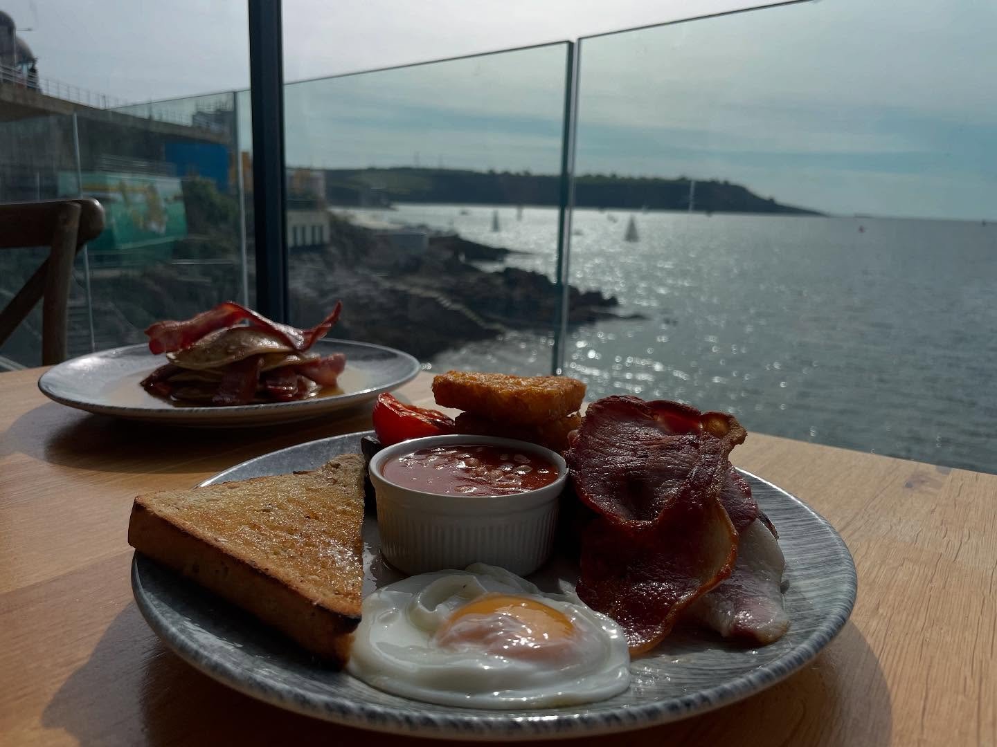 ๐ณ Start Your Day the Pier One Way! โ๏ธ
Nothing beats a freshly cooked breakfast by the sea — and we’ve got your mornings covered!
๐ฅ From full English classics to veggie favourites, our breakfast menu is packed with hearty, delicious op
