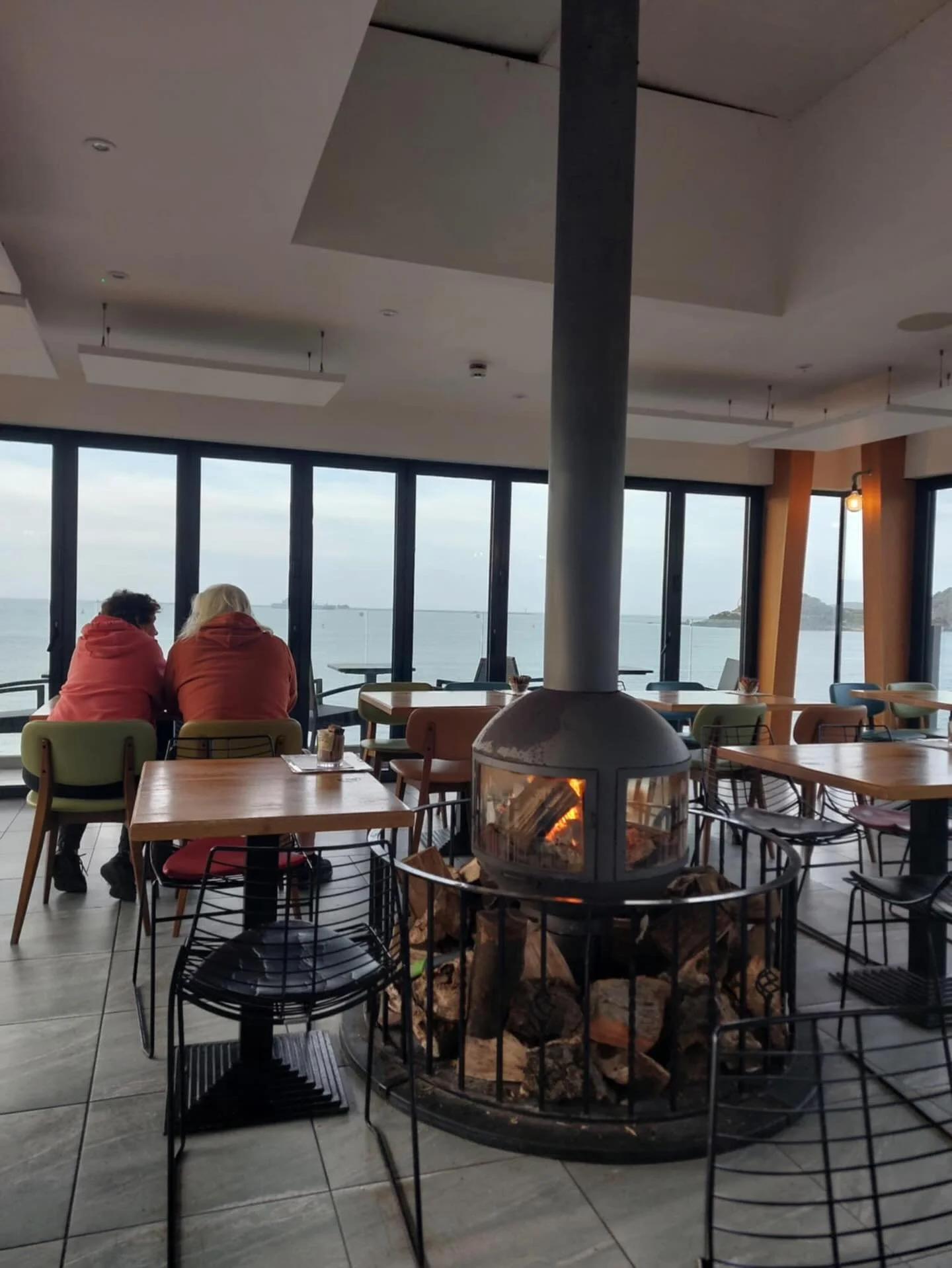 โจ Cosy mornings at Pier One โจ
There’s nothing better than warming up by the fire with a steaming hot drink or treating yourself to a full English breakfast. ๐ณโ
Whether you’re starting your day with sea views or taking a quiet moment to u