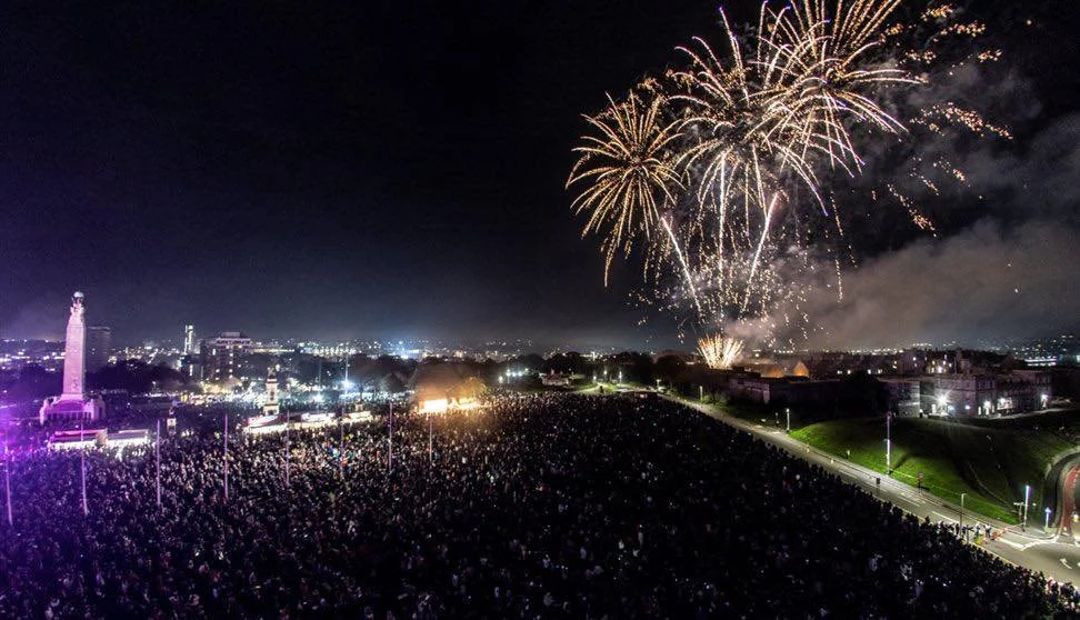๐ฅ Bonfire Night at Pier One ๐
Join us for an evening of fireworks, cosy drinks, and seaside views!
โจ Bonfire Night Special:
๐ซ Bonfire Hot Chocolate – £5
Rich, creamy, and topped with festive trimmings – available to takeaway s