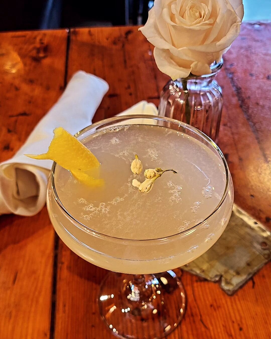 Raise your spirits at the Tin Room this weekend!
🥂✨️
Open Friday and Saturday 3-midnight!
-
#meetmeatthetinroom #craftsmanshipandcommunity #cheersdears #raiseyourspiruts #cocktails #mocktails #craftcocktails #bestdrinks #burien #btown #btownhappyhou