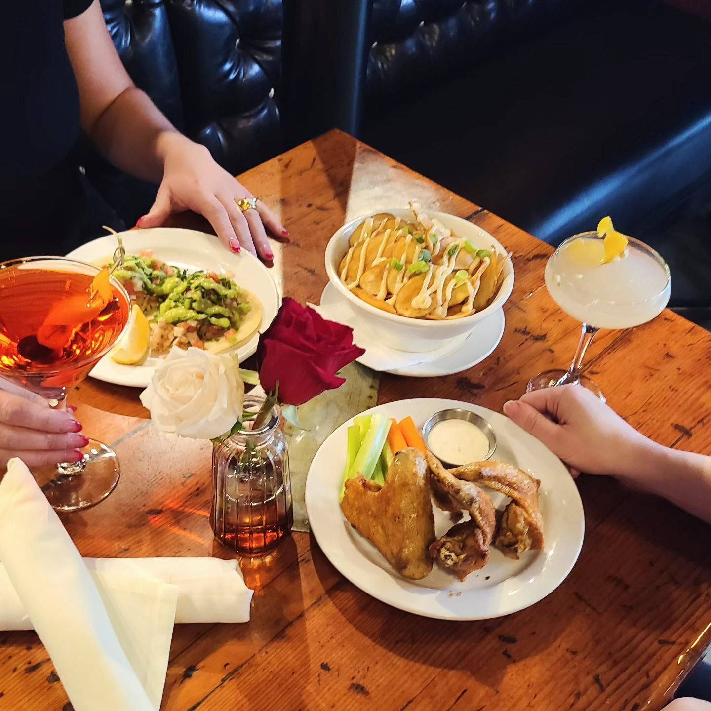 This week just got happier! 🤩 Happy hour is here, 3-5pm!
See you soon!💕
Open 3-10 tonight, and 3-midnight Fri-Sat
-
#meetmeatthetinroom #craftsmanshipandcommunity #happyhour #thirstythursday #snacks #apps #drinksandapps #snackyhour #cocktials #btow