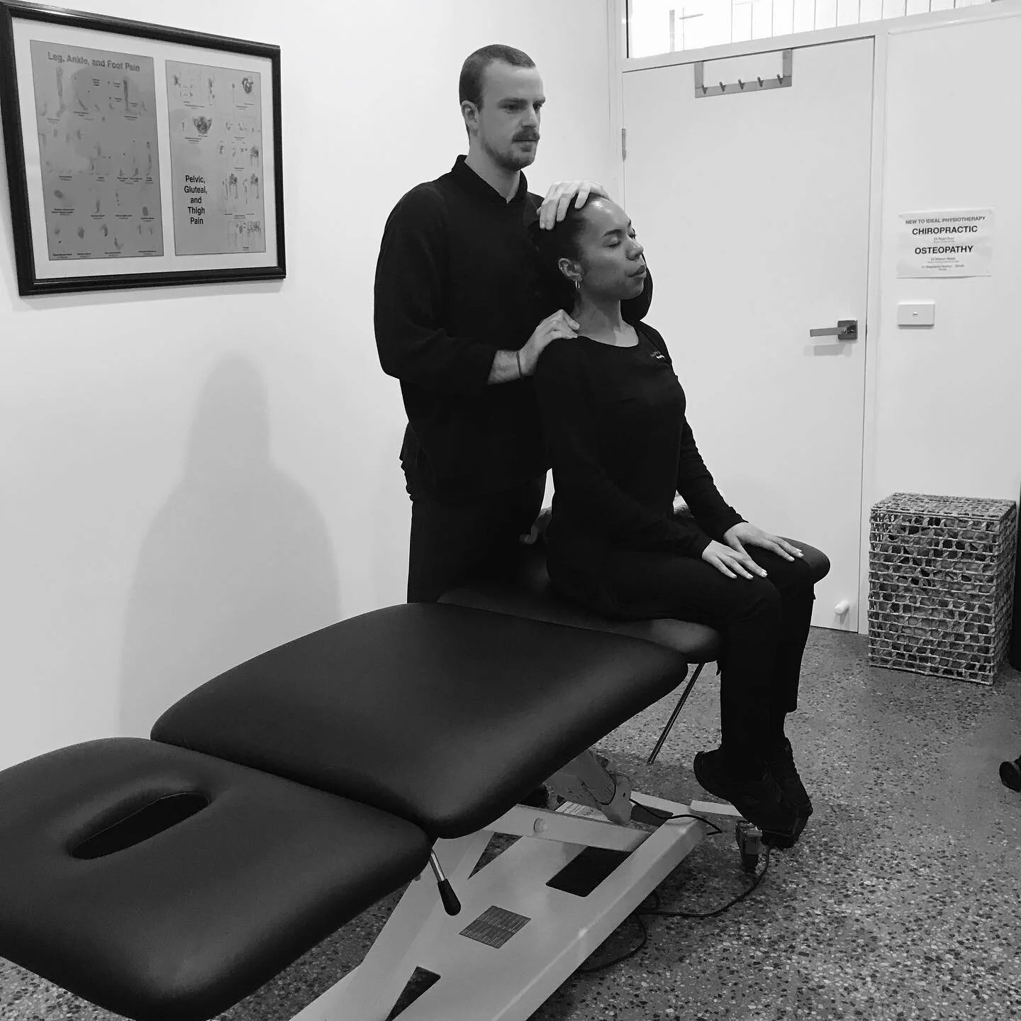 Here our osteopath Mason working on Cassies upper ribs! Mason often focuses his treatment for headaches and neck pain on the rib cage to create a smoother flow of respiration and less muscular tension through the connecting muscles 💪 
Book a consult