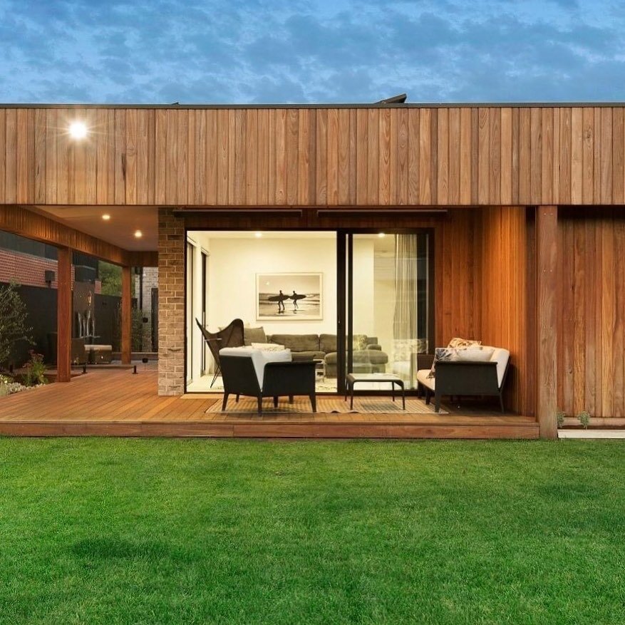 An entertainers delight.
Lush green grass meets warm timbers, the perfect combination 👊 
.
.
Follow @andersonhomes.au for more inspiration 
.
.
.
customhomebuild #luxuryproject #exteriordesigner #designandconstruct #highendhomes #luxuryresidences #d
