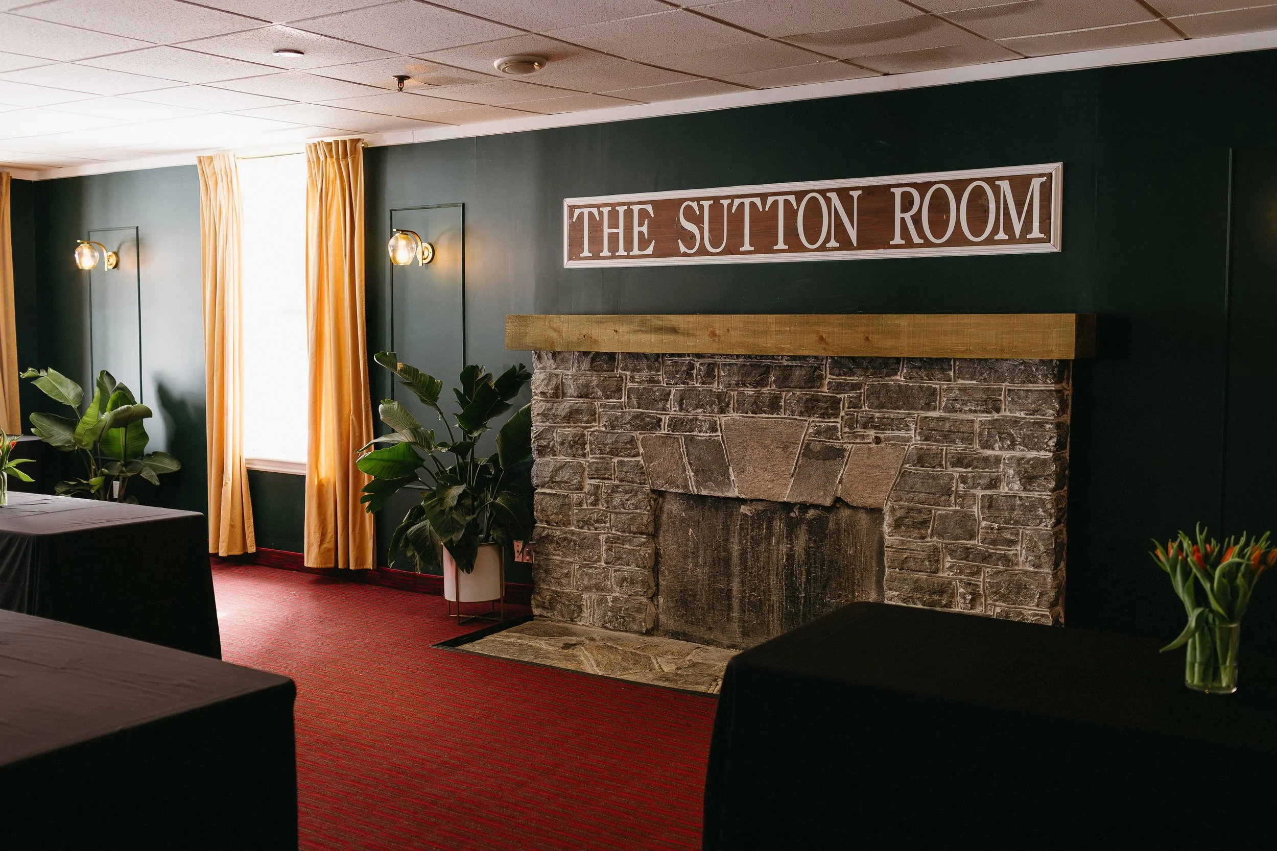 an image of the Sutton Room at Bala Bay Inn