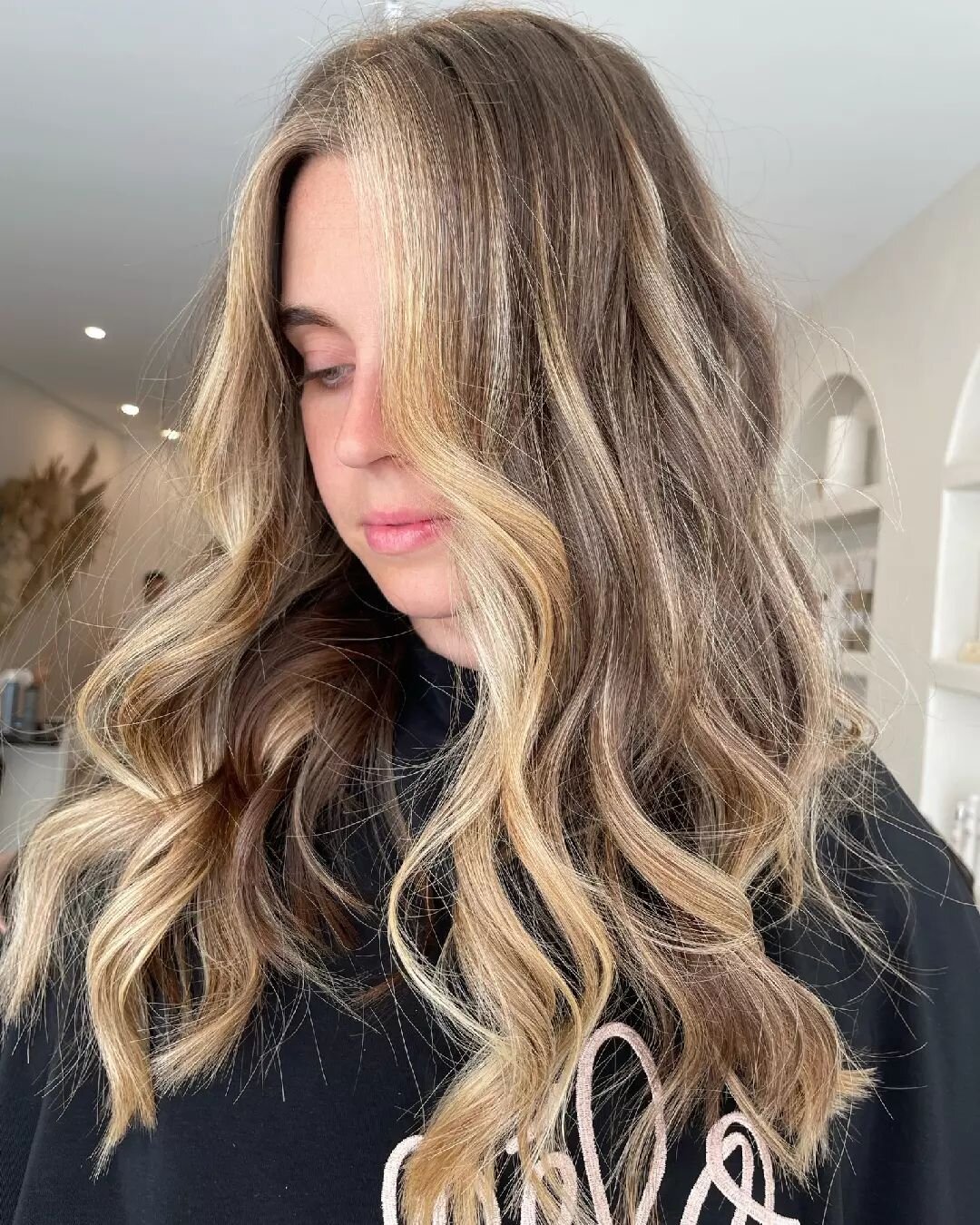 POPS &amp; CONTRAST 😍&nbsp;
​
One of the greatest advantages of balayage is how long it lasts. This freehand hair colouring technique gives a really blended, natural look with no harsh or obvious regrowth lines, lasting 3-4 months on average! We are