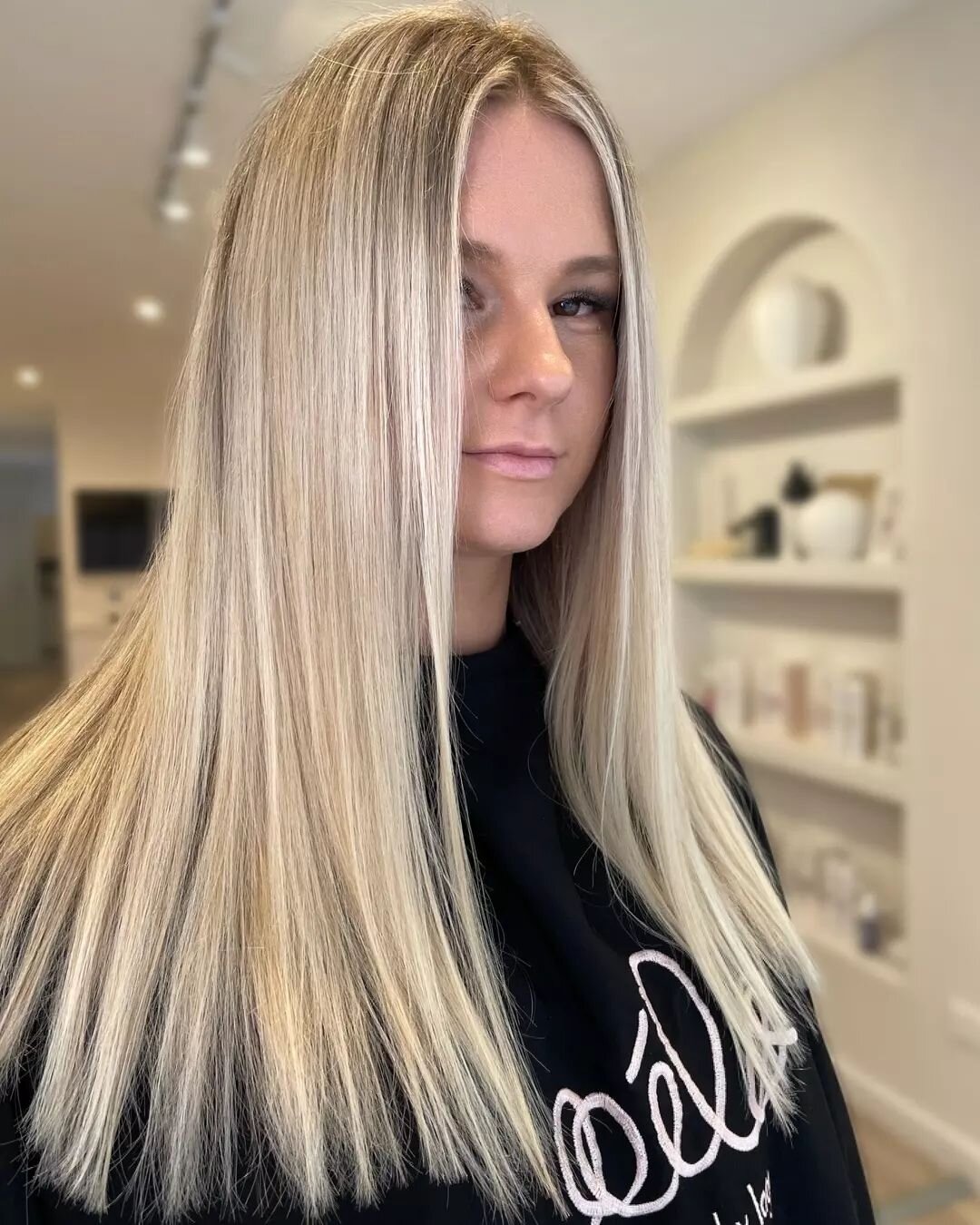 Creamy blonde will never go out of style - and we can see why 😍

Swipe for  before and after of this stunning freshen up by @tianna_pelobylago&nbsp; #peloblondes #creamyblonde
