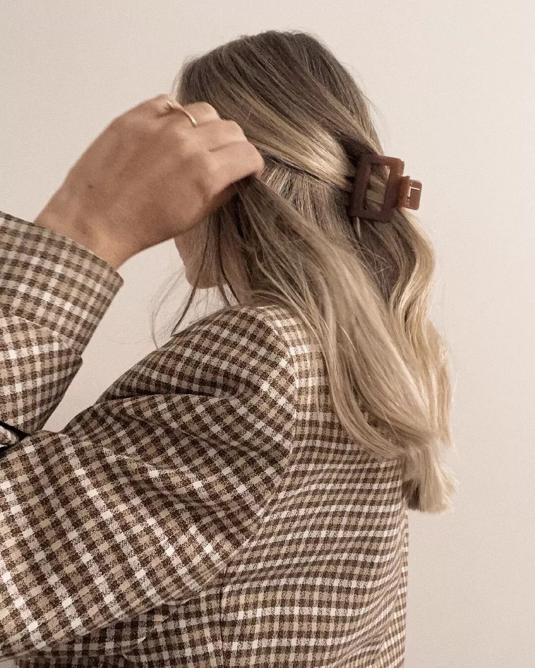 HAIR TIP 🤎 
​Avoid hair breakage and improve the health of your hair by using a claw clip to tie your hair up, instead of tightly pulled buns/pony&rsquo;s using hair elastics.

​📷&nbsp;@whenwordsfail ​#pelobylago #hairtip #clawclipinspo