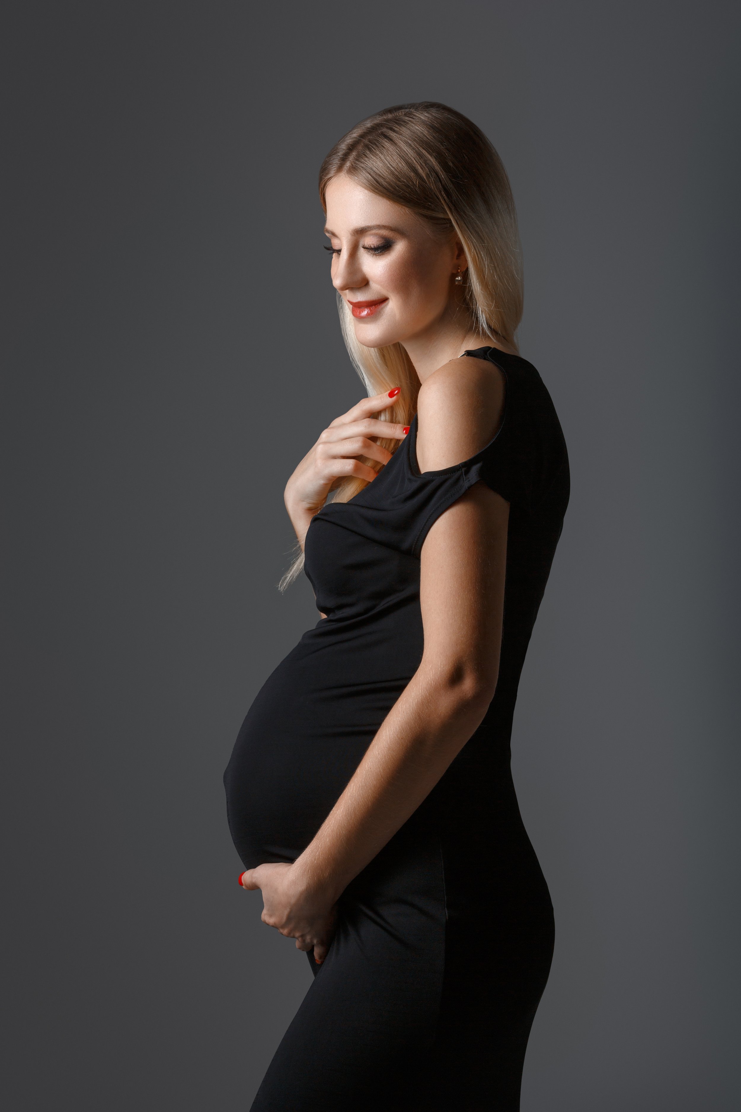 beautiful-pregnant-woman-2021-08-26-17-12-15-utc.jpg