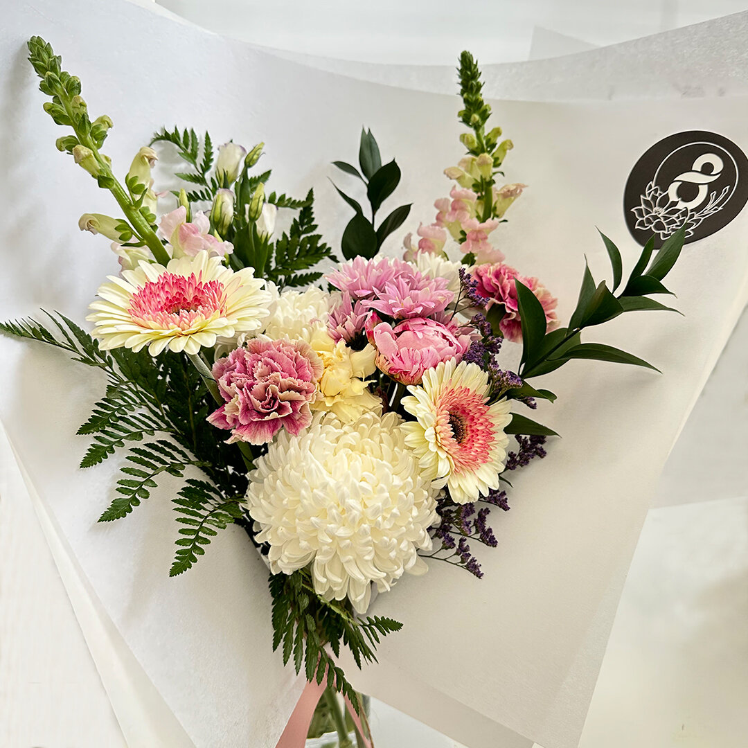 🌿🌺 Bring a touch of serenity to your space with our calming and soothing floral arrangements. Perfect for creating a peaceful oasis in your home or office. 🌼 #SerenityBlooms #TranquilSpaces #ZenVibes #eightstems #8stems